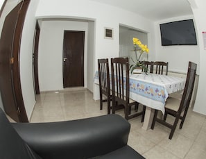 Familienapartment, 2 Schlafzimmer, Stadtblick, zum Garten hin | Essbereich im Zimmer