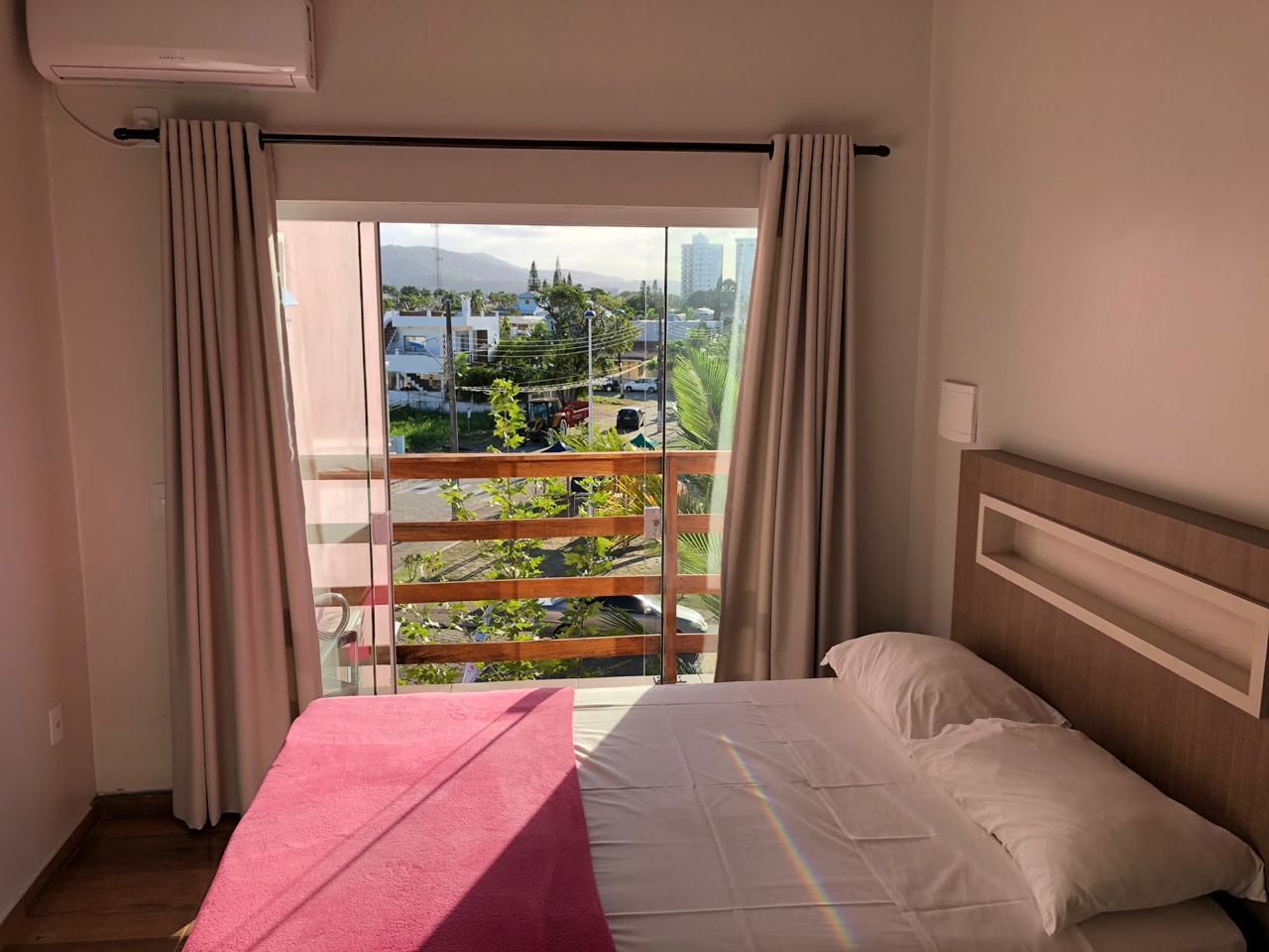 Quarto Triplo com Sacada | Individualmente decorados, cortinas blackout, Wi-Fi de cortesia