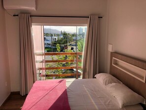 Quarto Triplo com Sacada | Individuell dekoriert, Verdunkelungsvorhänge, kostenloses WLAN