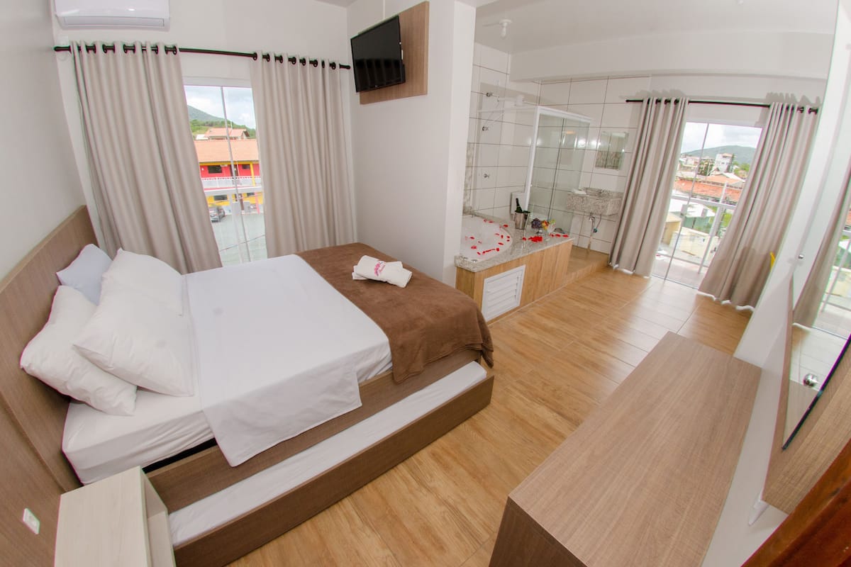 Quarto Duplo Deluxe com Banheira | Individueel gedecoreerd, verduisterende gordijnen, gratis wifi