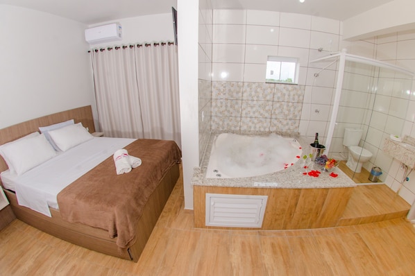 Quarto Duplo Deluxe com Banheira | Individually decorated, blackout curtains, free WiFi, bed sheets - Pousada Rosa (Penha)