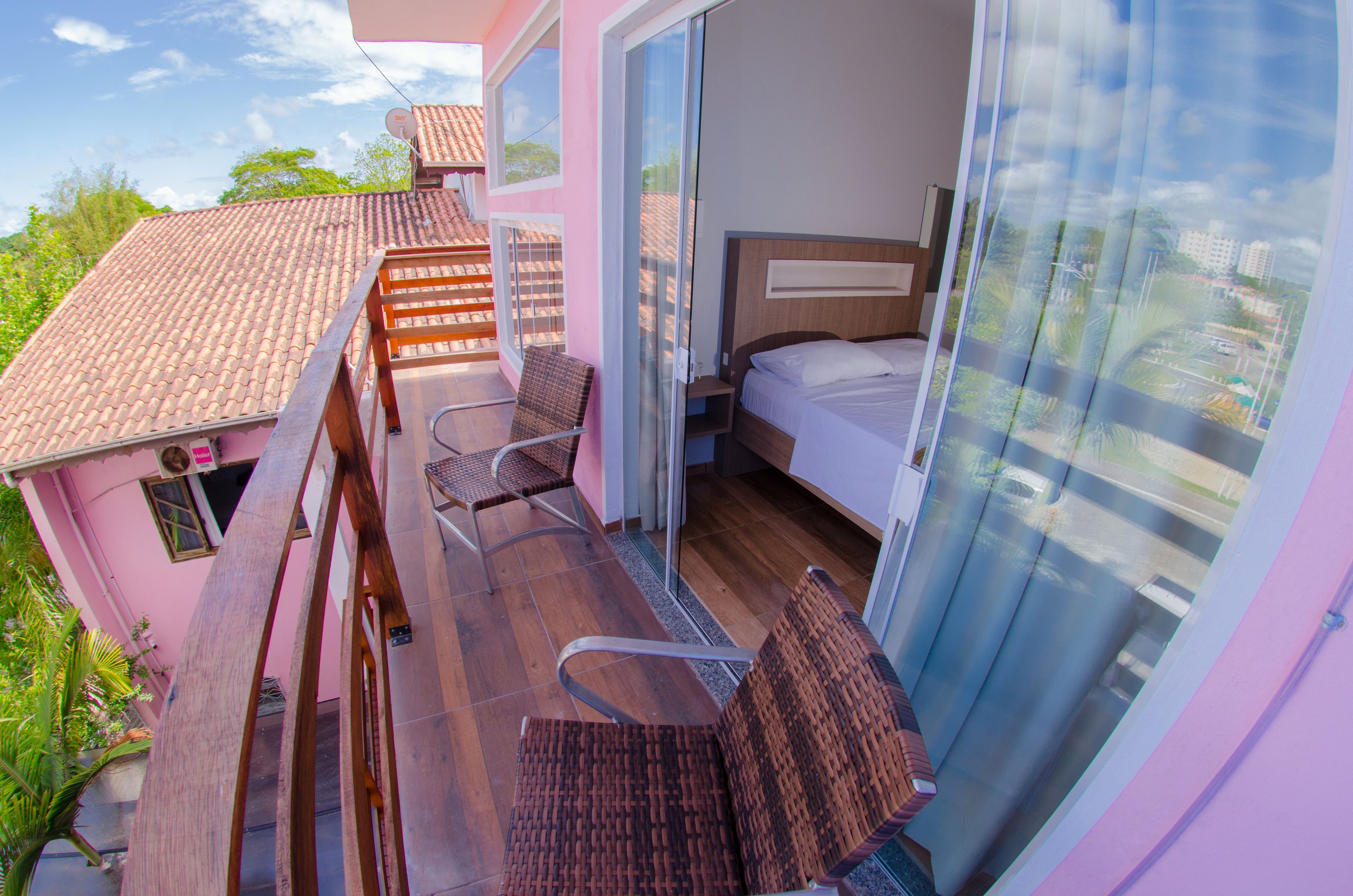 Quarto Triplo com Sacada | Individualmente decorados, cortinas blackout, Wi-Fi de cortesia