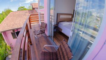 Quarto Triplo com Sacada | Individualmente decorados, cortinas blackout, Wi-Fi de cortesia