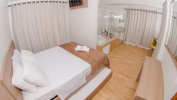 Quarto Duplo Deluxe com Banheira | Individually decorated, blackout curtains, free WiFi, bed sheets