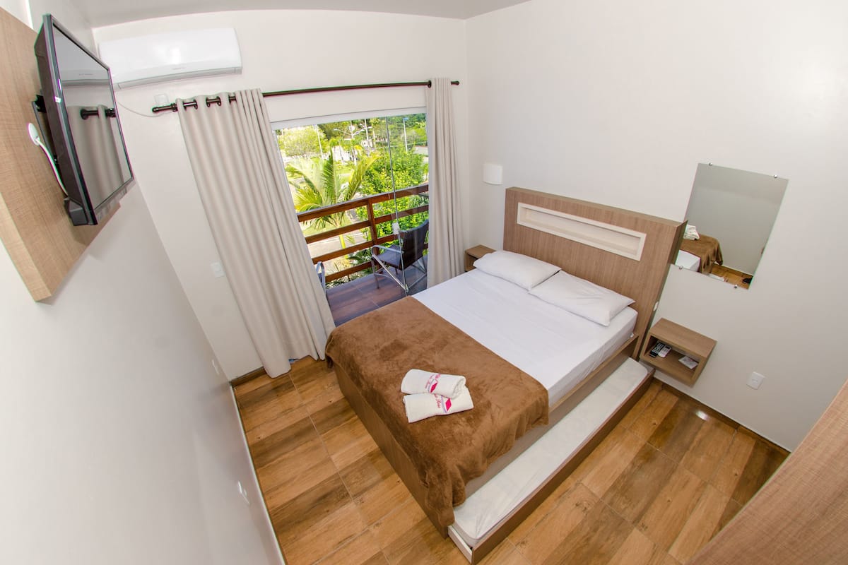Quarto Triplo com Sacada | Individueel gedecoreerd, verduisterende gordijnen, gratis wifi