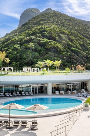 室外游泳池，池畔遮阳伞，日光浴躺椅