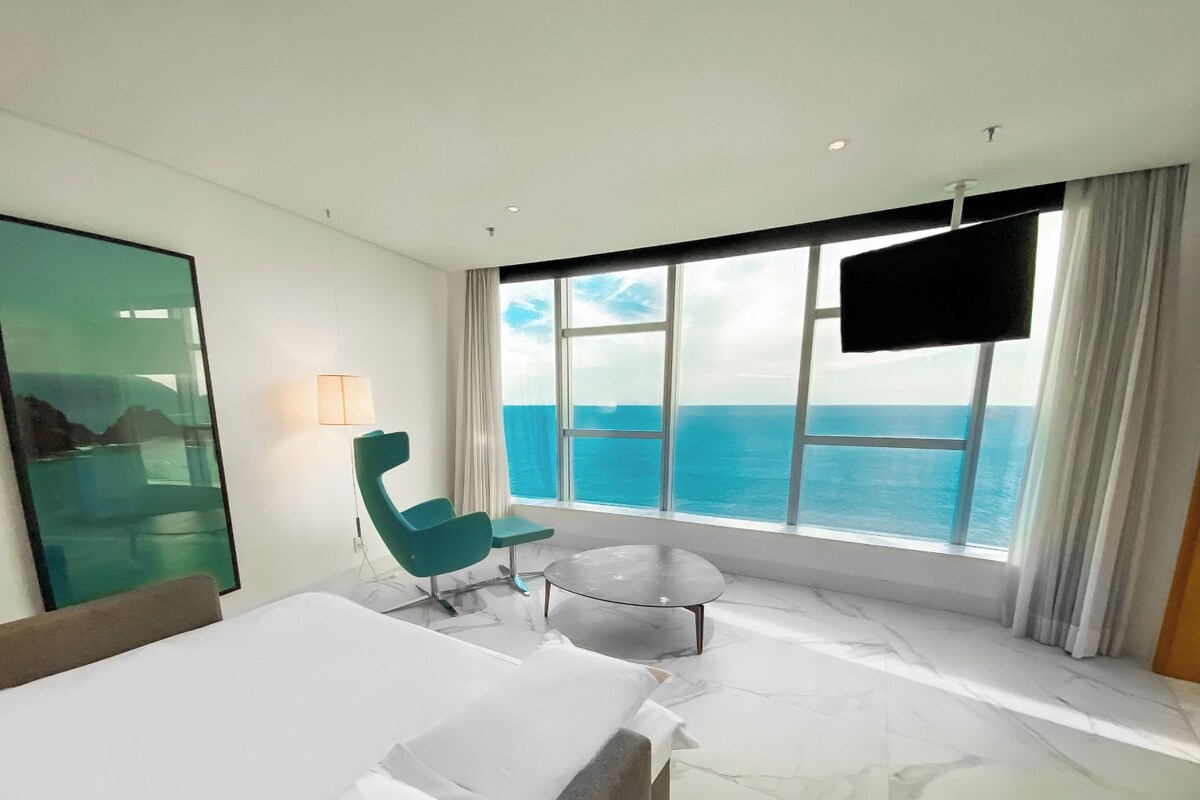 Premium bedding, pillow-top beds, minibar, in-room safe