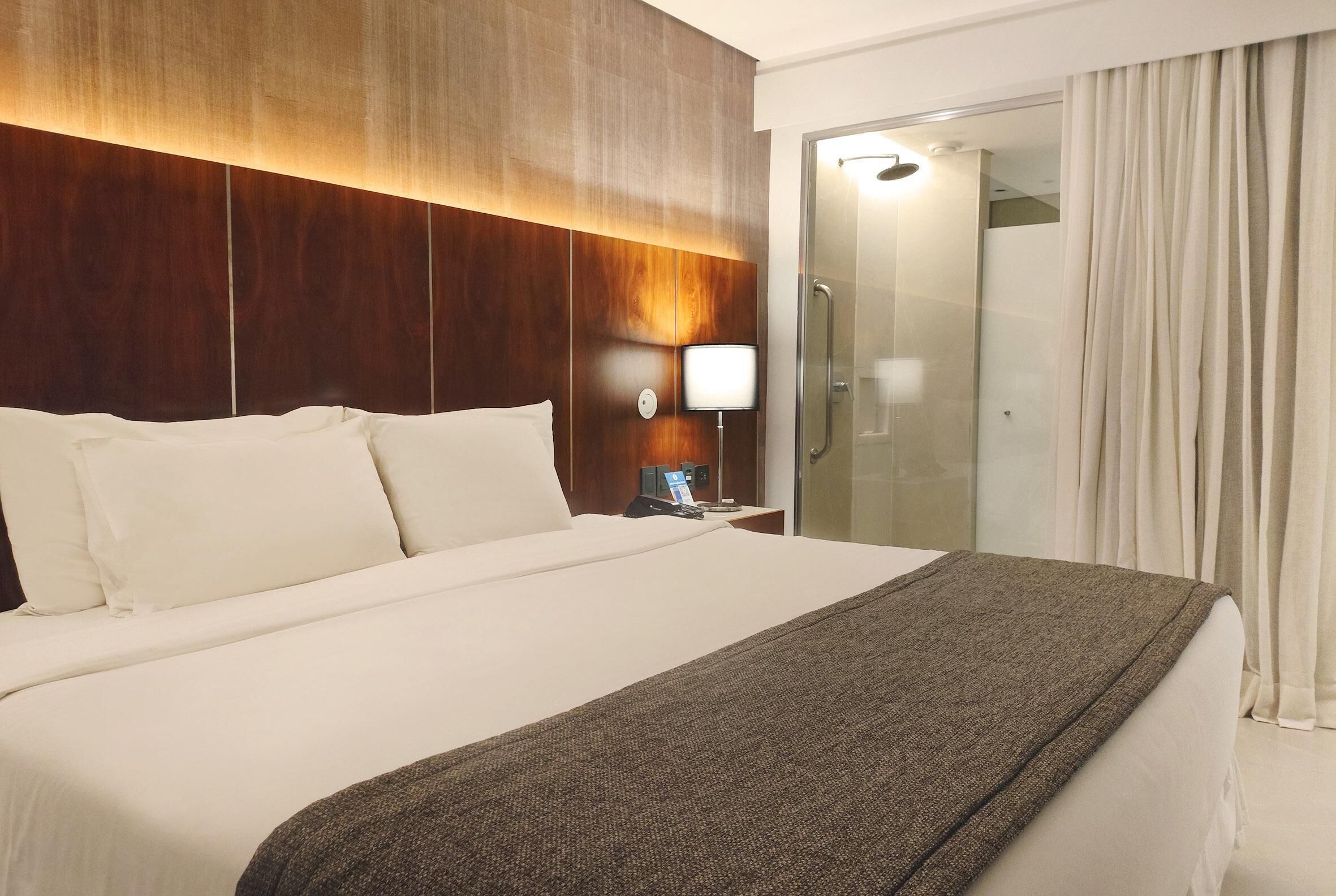 Seprai premium, bantalan ekstra lembut, minibar, dan brankas