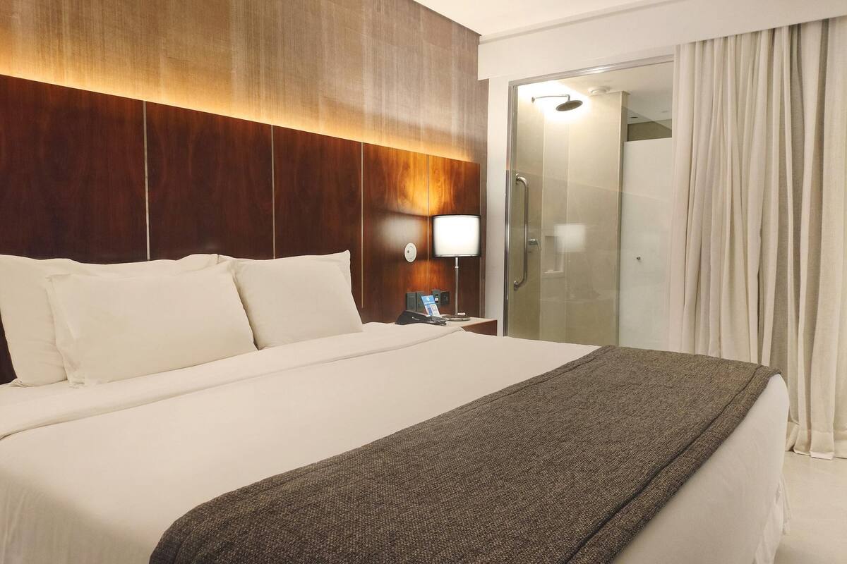 Seprai premium, bantalan ekstra lembut, minibar, dan brankas