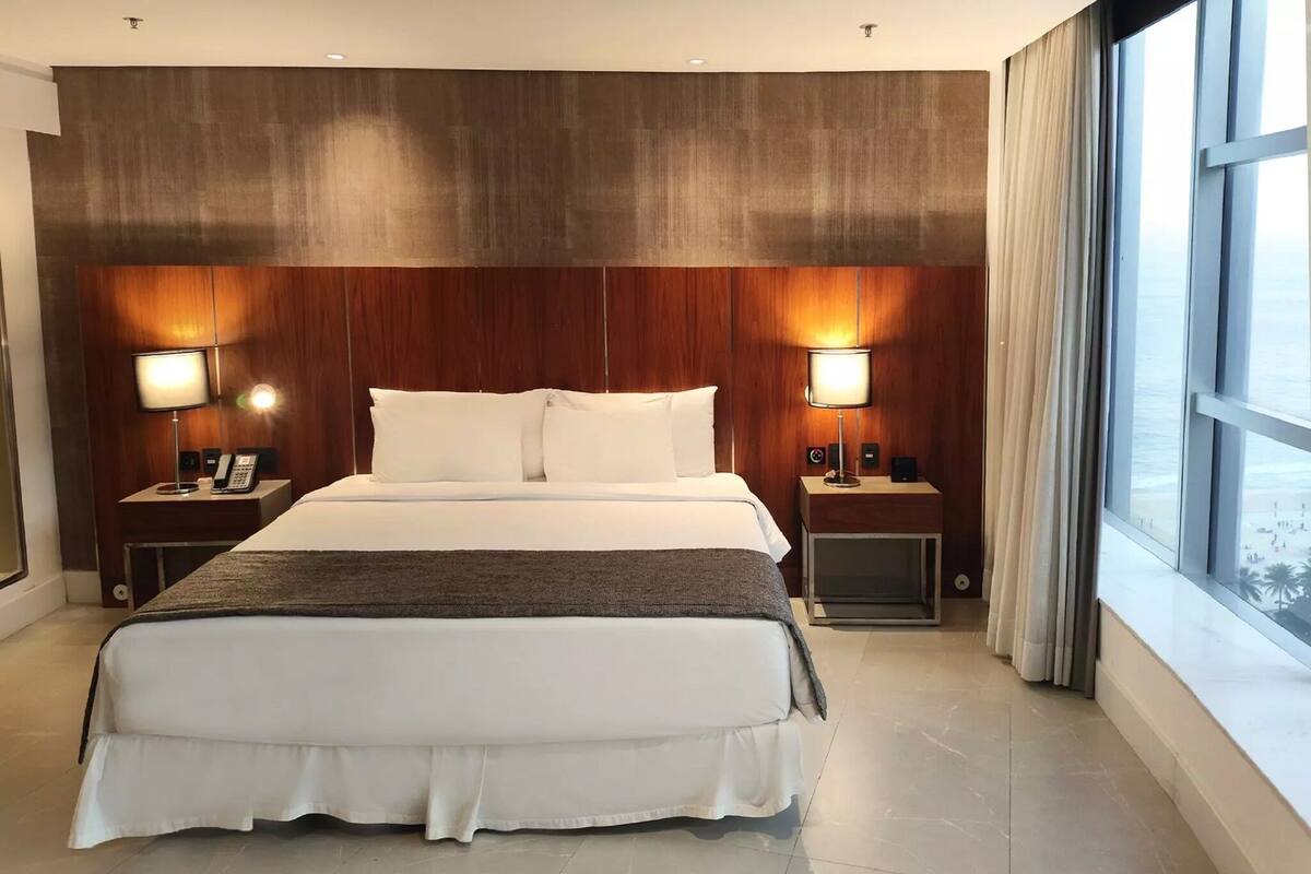 Seprai premium, bantalan ekstra lembut, minibar, dan brankas