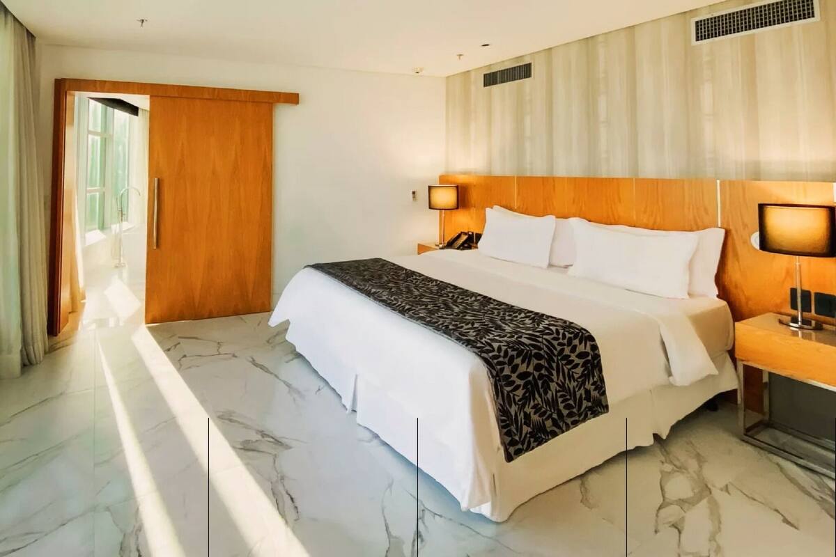 Seprai premium, bantalan ekstra lembut, minibar, dan brankas