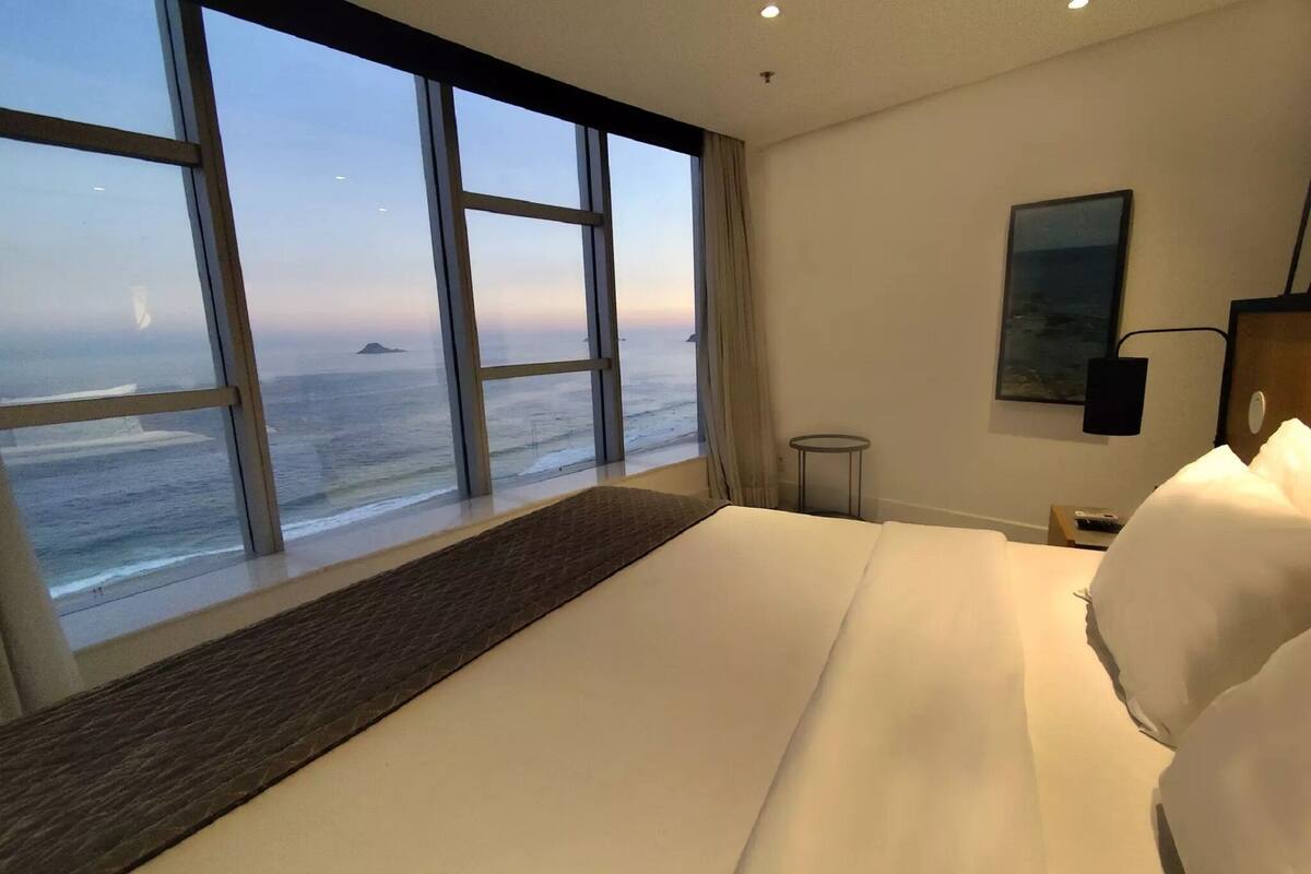 Seprai premium, bantalan ekstra lembut, minibar, dan brankas