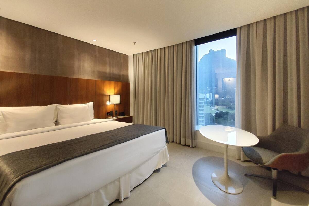 Seprai premium, bantalan ekstra lembut, minibar, dan brankas