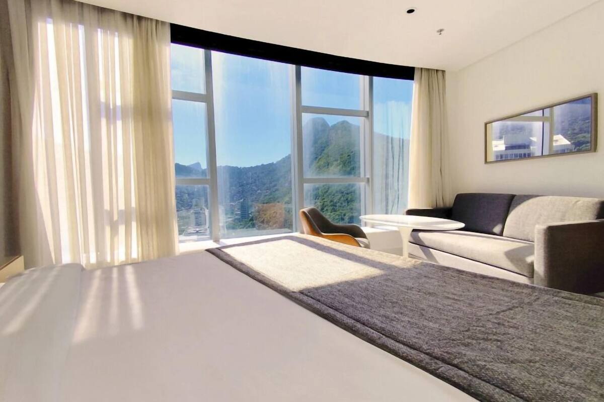 Seprai premium, bantalan ekstra lembut, minibar, dan brankas