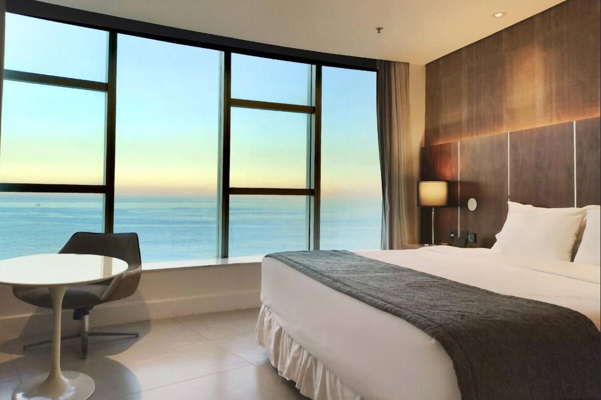 Seprai premium, bantalan ekstra lembut, minibar, dan brankas
