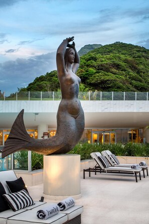 室外游泳池，池畔遮阳伞，日光浴躺椅