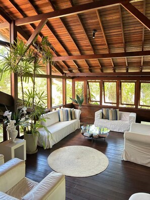 Televisor LCD de 23 polzades amb canals per cable i televisor