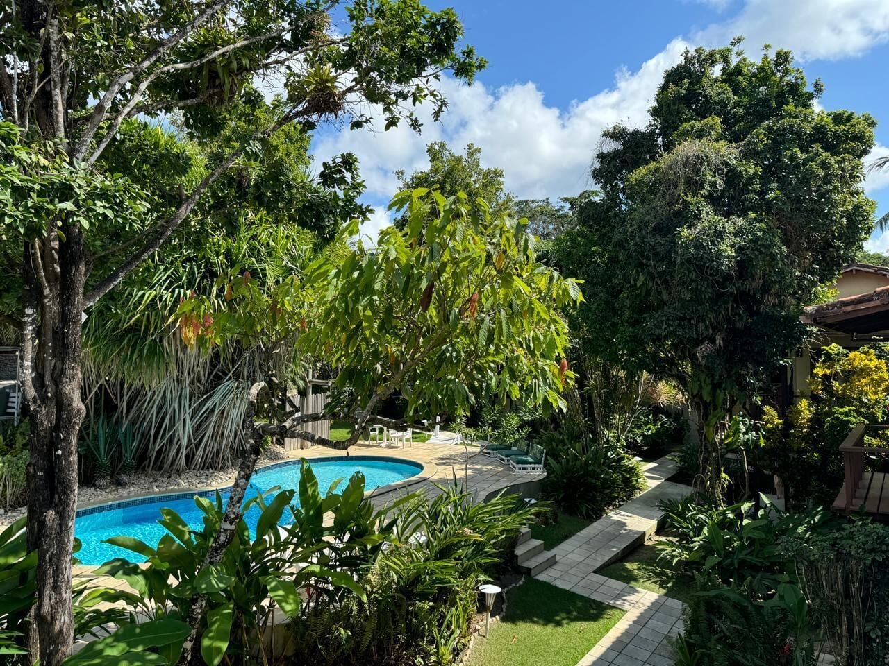 ميني بار وخزنة داخل الغرفة وبديكورات فريدة لكل غرفة وستائر تعتي م