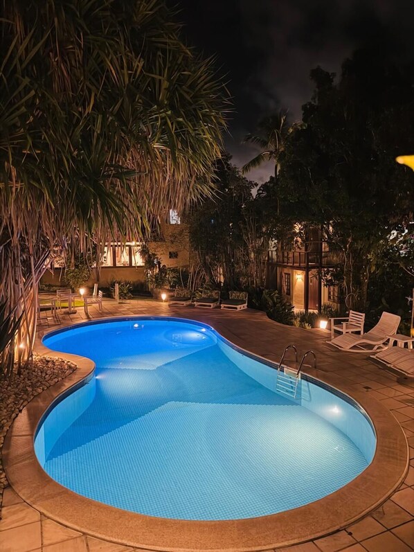 Una piscina al aire libre