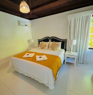 Minibar, caja de seguridad en la habitación y decoración personalizada