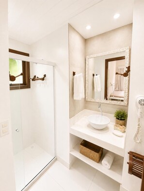 Deluxe Double Room | Bathroom | Shower, hair dryer, bidet - Pousada Coisa e Tao (Porto Seguro)