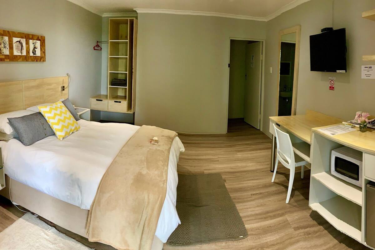 Iron/ironing board, free WiFi, bed sheets