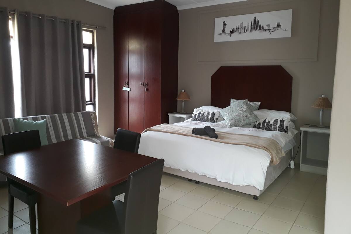 Iron/ironing board, free WiFi, bed sheets