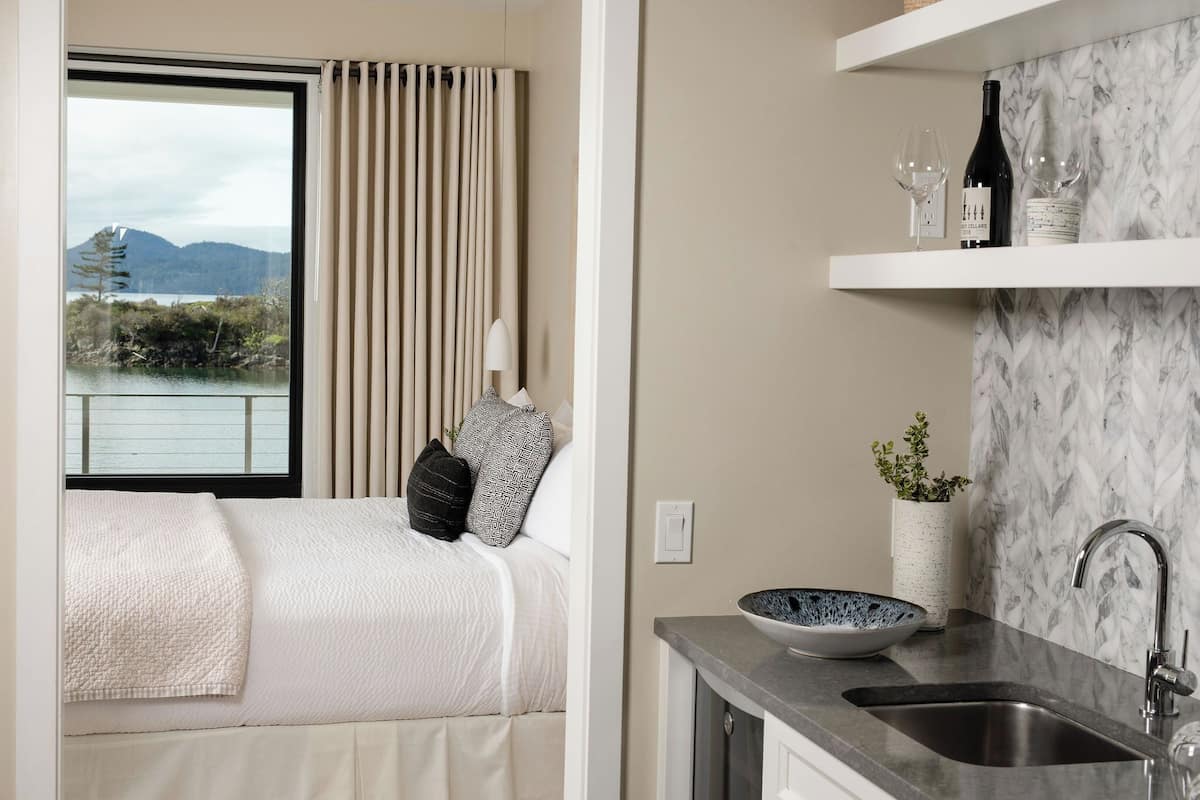 Junior Suite (Water´s Edge) | Egyptian cotton sheets, premium bedding, laptop workspace