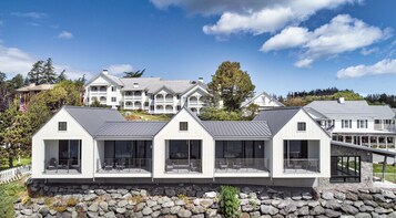 Luxury Studio Suite, 1 King Bed, Balcony, Ocean View | Front of property