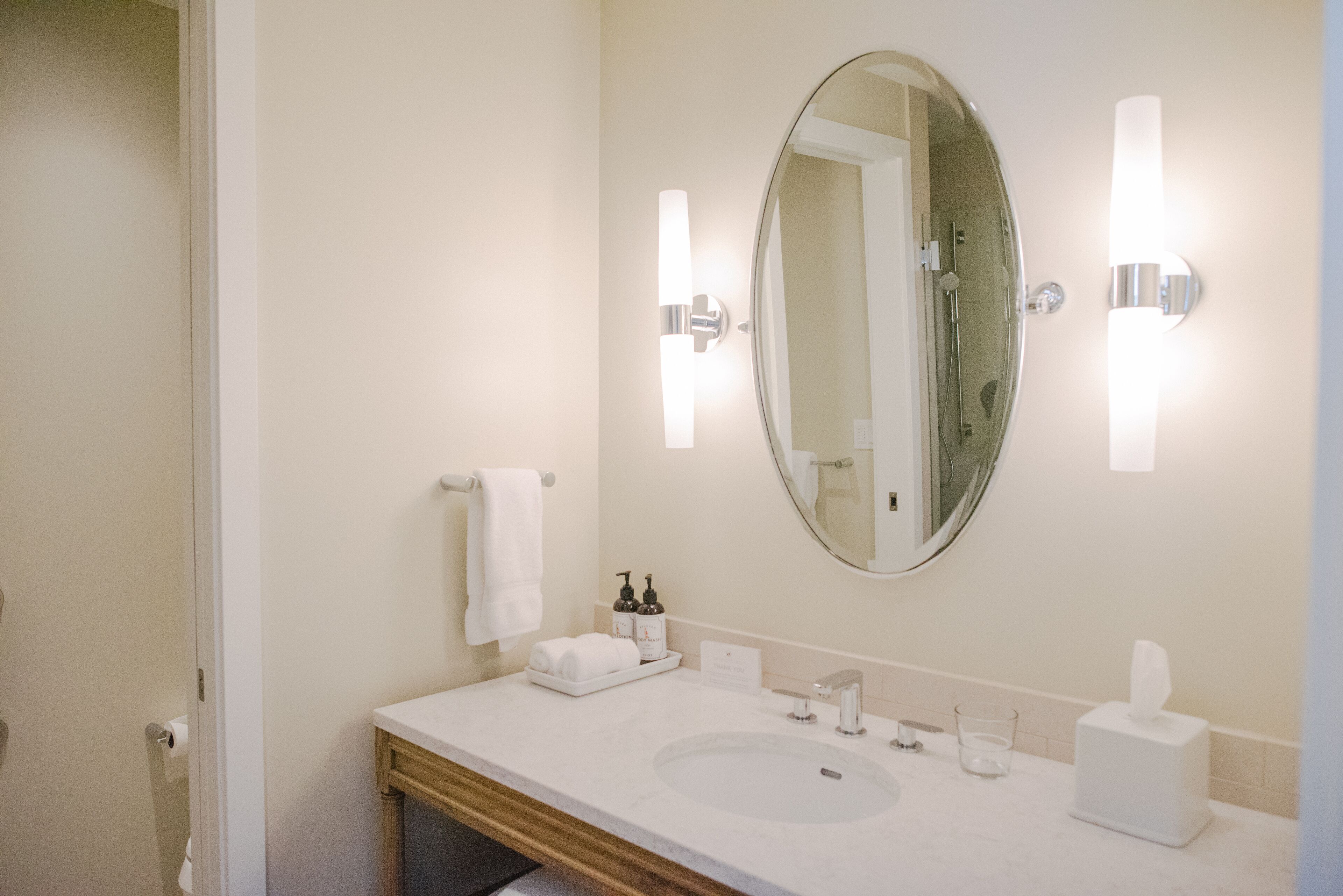 junior suite (water´s edge) | bathroom | designer toiletries, bathrobes, towels, soap