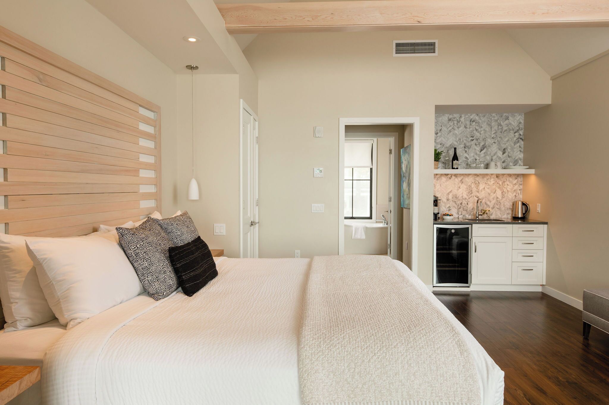 deluxe suite (water´s edge) | egyptian cotton sheets, premium bedding, laptop workspace