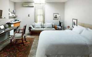 Een bureau, een strijkplank/strijkijzer, gratis wifi