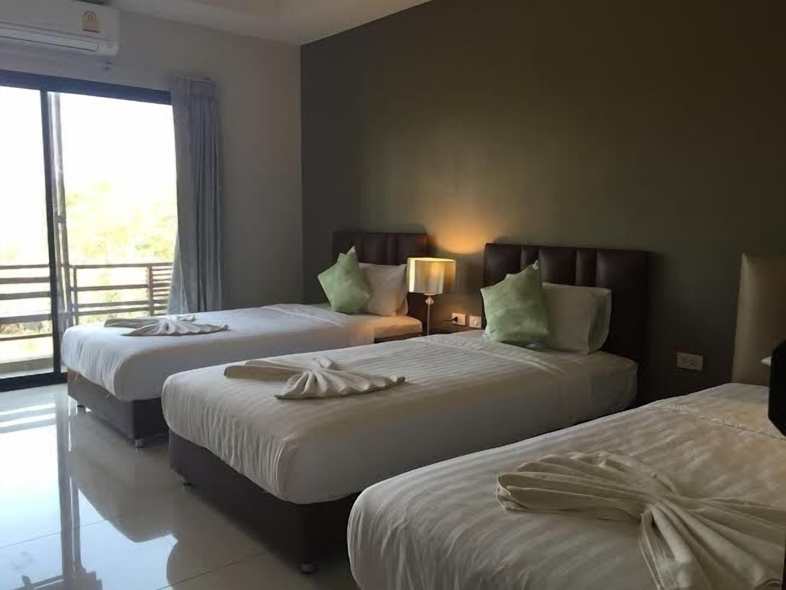 Superior Triple Room | Escritorio, cortinas blackout y wifi gratis 