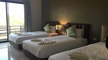 Superior Triple Room | Escritorio, cortinas blackout y wifi gratis