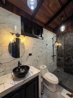 Deluxe Cabin | Bathroom | Shower, hair dryer, towels