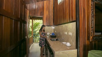 Cabaña romántica, 1 cama King size | Ropa de cama de alta calidad y minibar