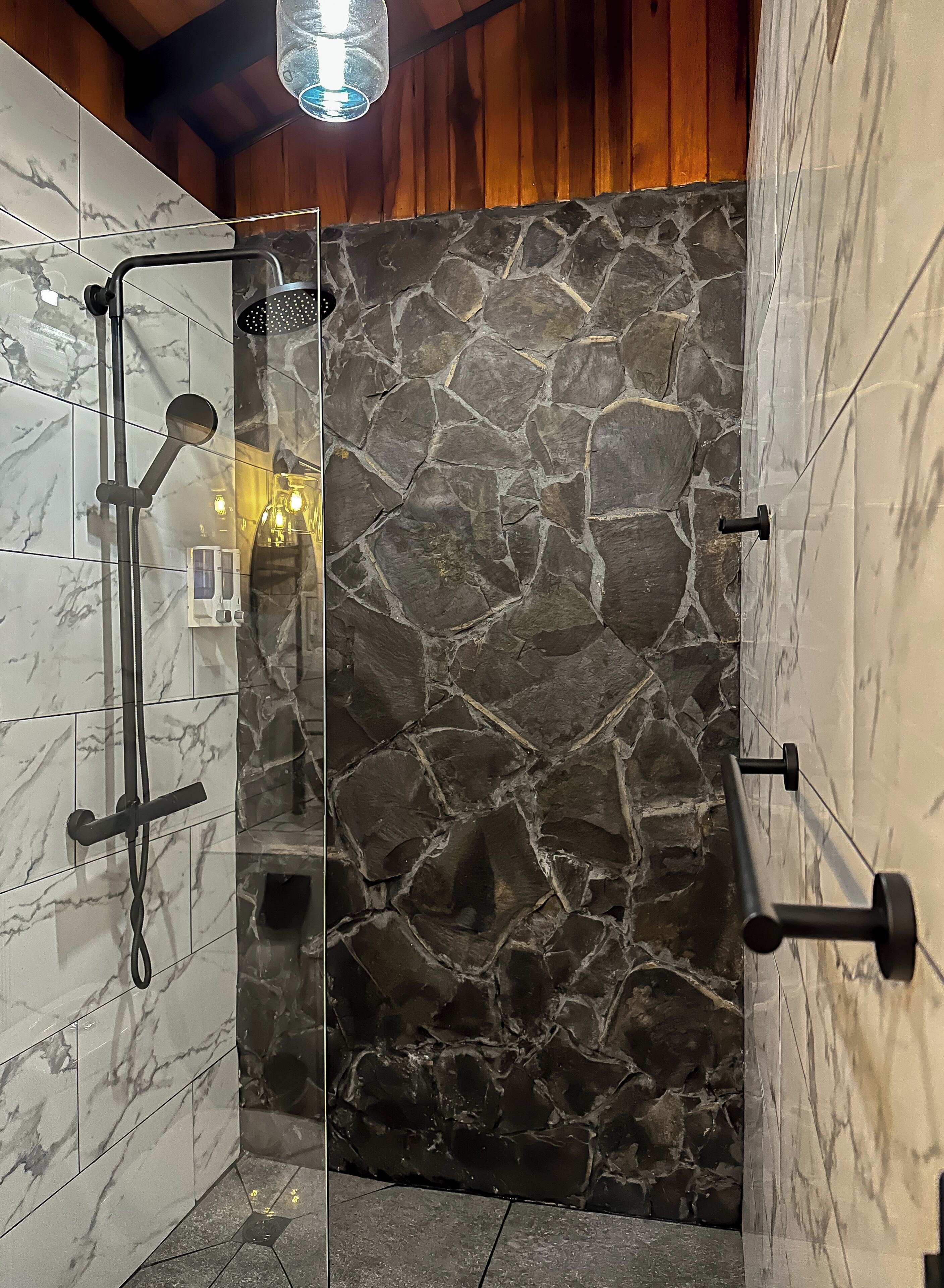 Deluxe Cabin | Bathroom | Shower, hair dryer, towels