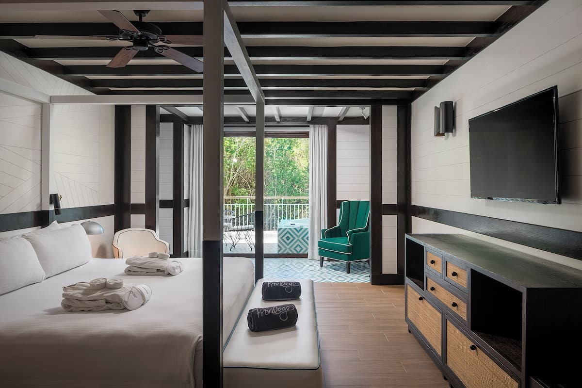Minibar con artículos gratuitos y caja de seguridad en la habitación