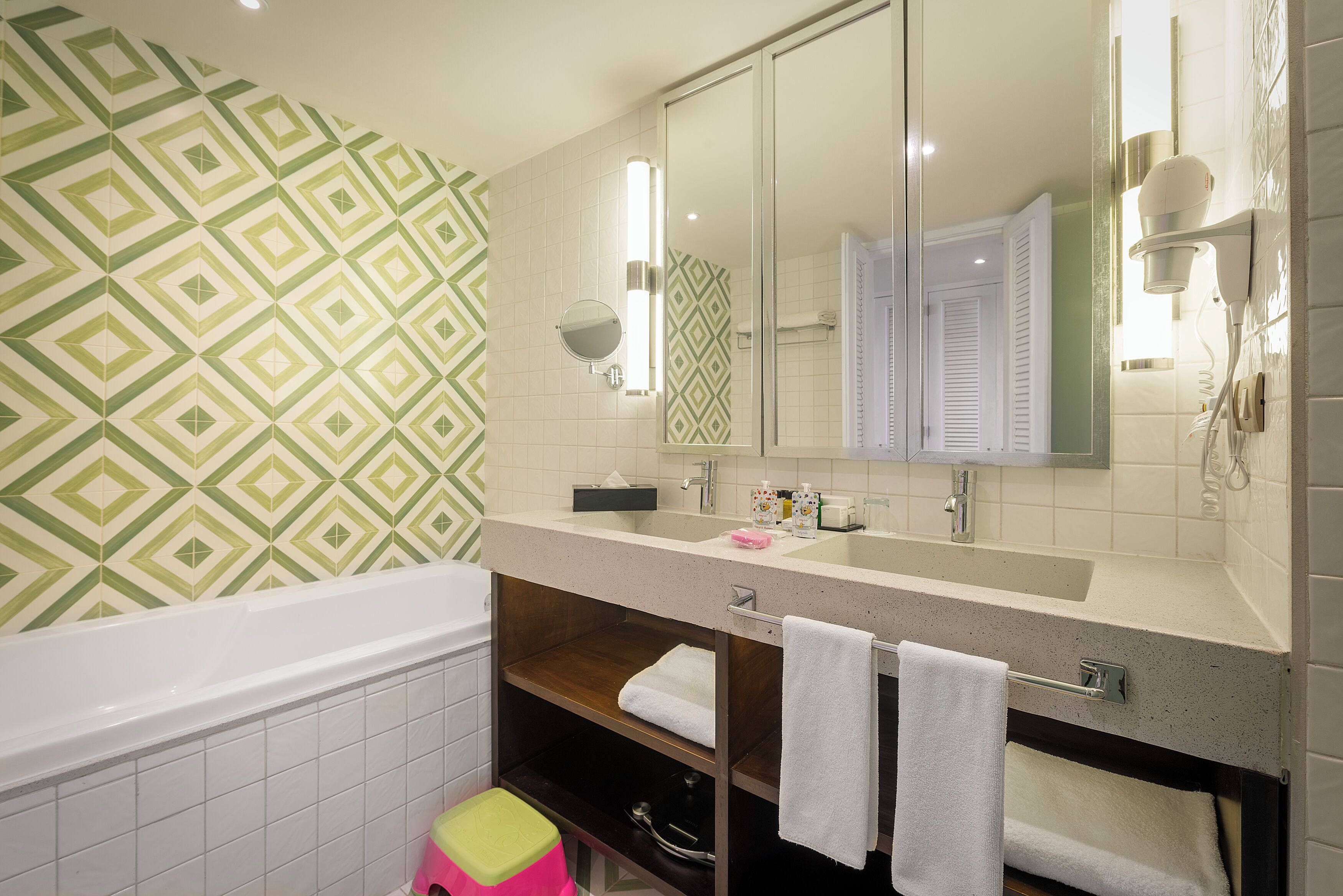 Une salle de bain avec une baignoire, un lavabo, un miroir et une douche.