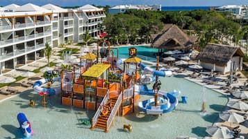 Daisy Junior Suite Pool View | Een gratis minibar, een kluis op de kamer, een bureau, gratis wifi