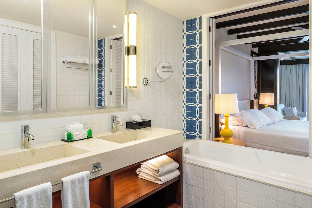 Minibar con artículos gratuitos y caja de seguridad en la habitación
