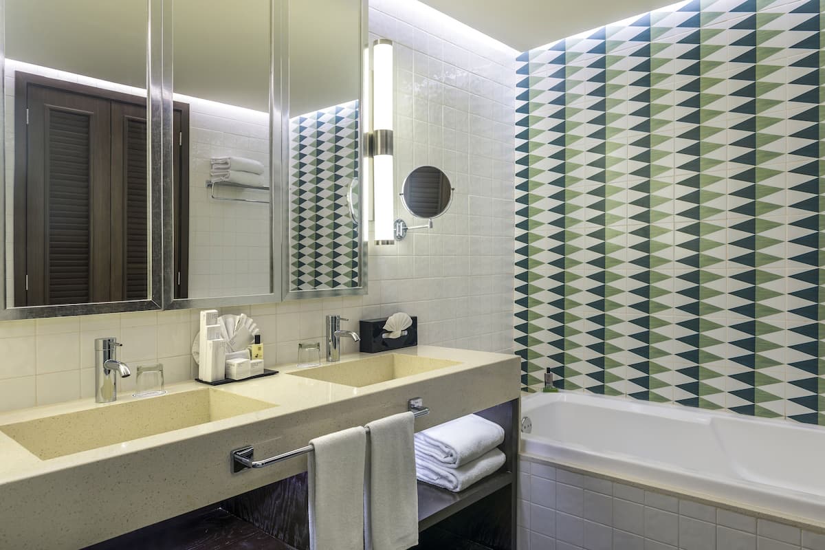 Free minibar, in-room safe, desk, free WiFi