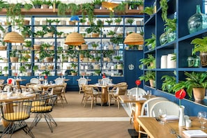 11 restaurants; breakfast, lunch and dinner served 