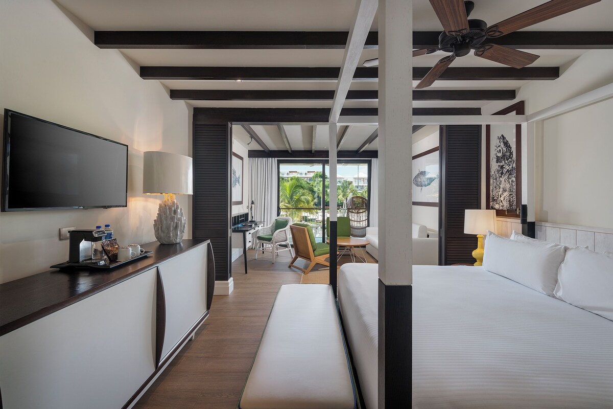 Minibar (free items), in-room safe, WiFi (free), bed sheets