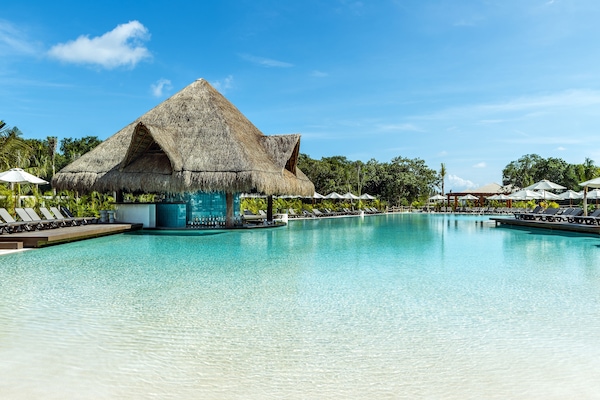 Outdoor pool, open 8:00 AM to 8:00 PM, sun loungers