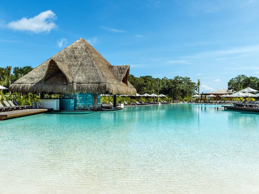 Piscina externa, funciona das 8h às 20h, espreguiçadeiras