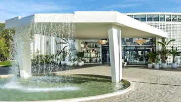 Un bâtiment moderne avec une fontaine devant.