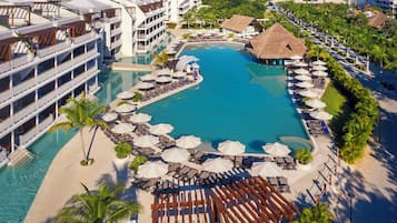 Piscine extérieure, chaises longues