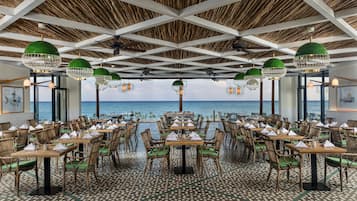 11 restaurants servant le petit déjeuner, le déjeuner et le dîner