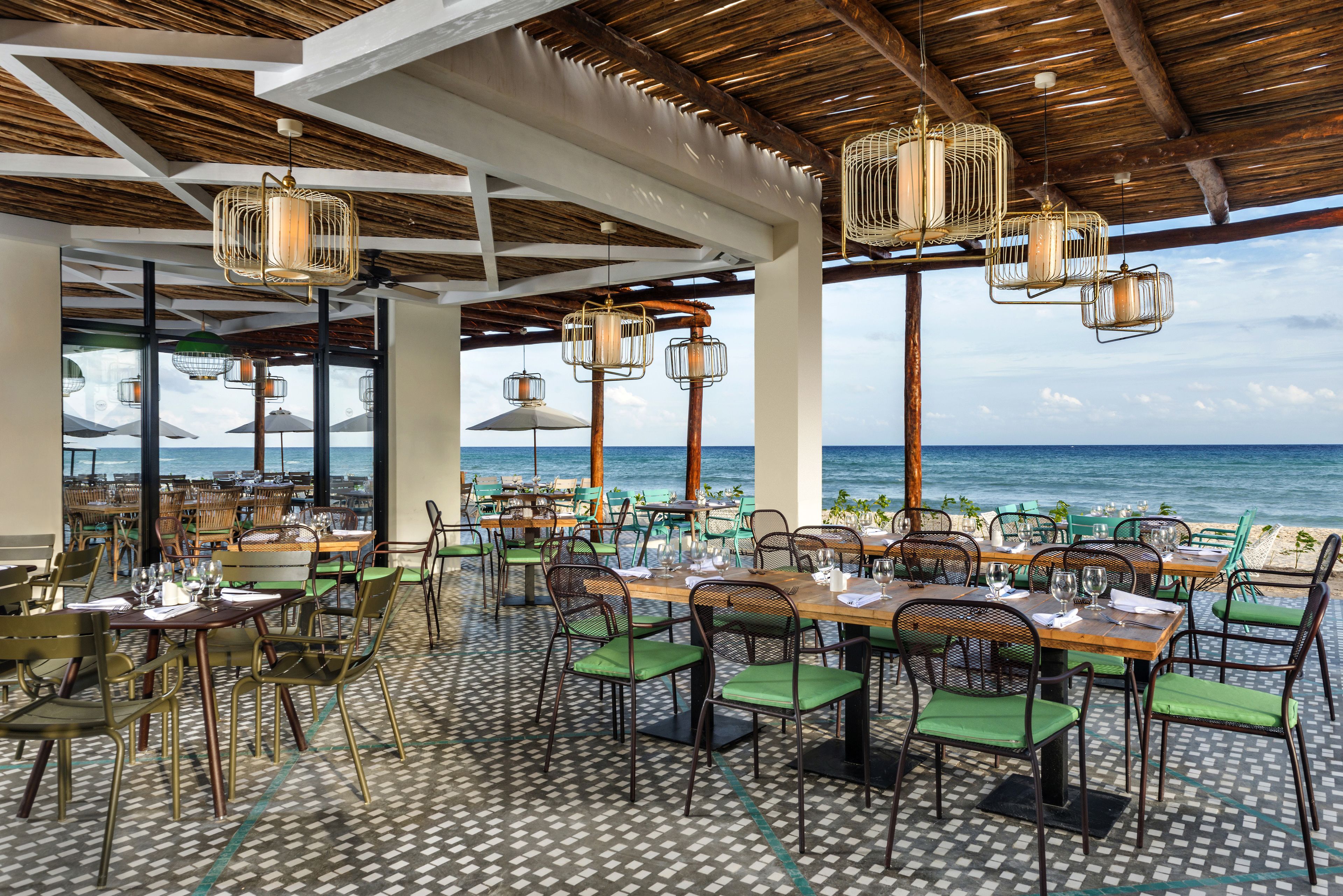 11 restauranter; serverer morgenmad, frokost og japanske retter